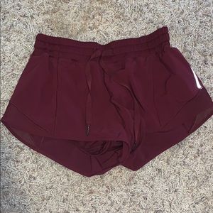 LULULEMON SIZE 6 MAROON HOTTY HOT SHORTS II